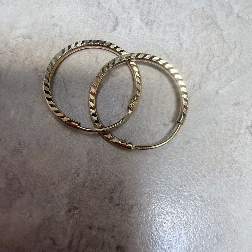 18K Gold Textured Hoop Earrings 1.2g - Picture 6 of 7